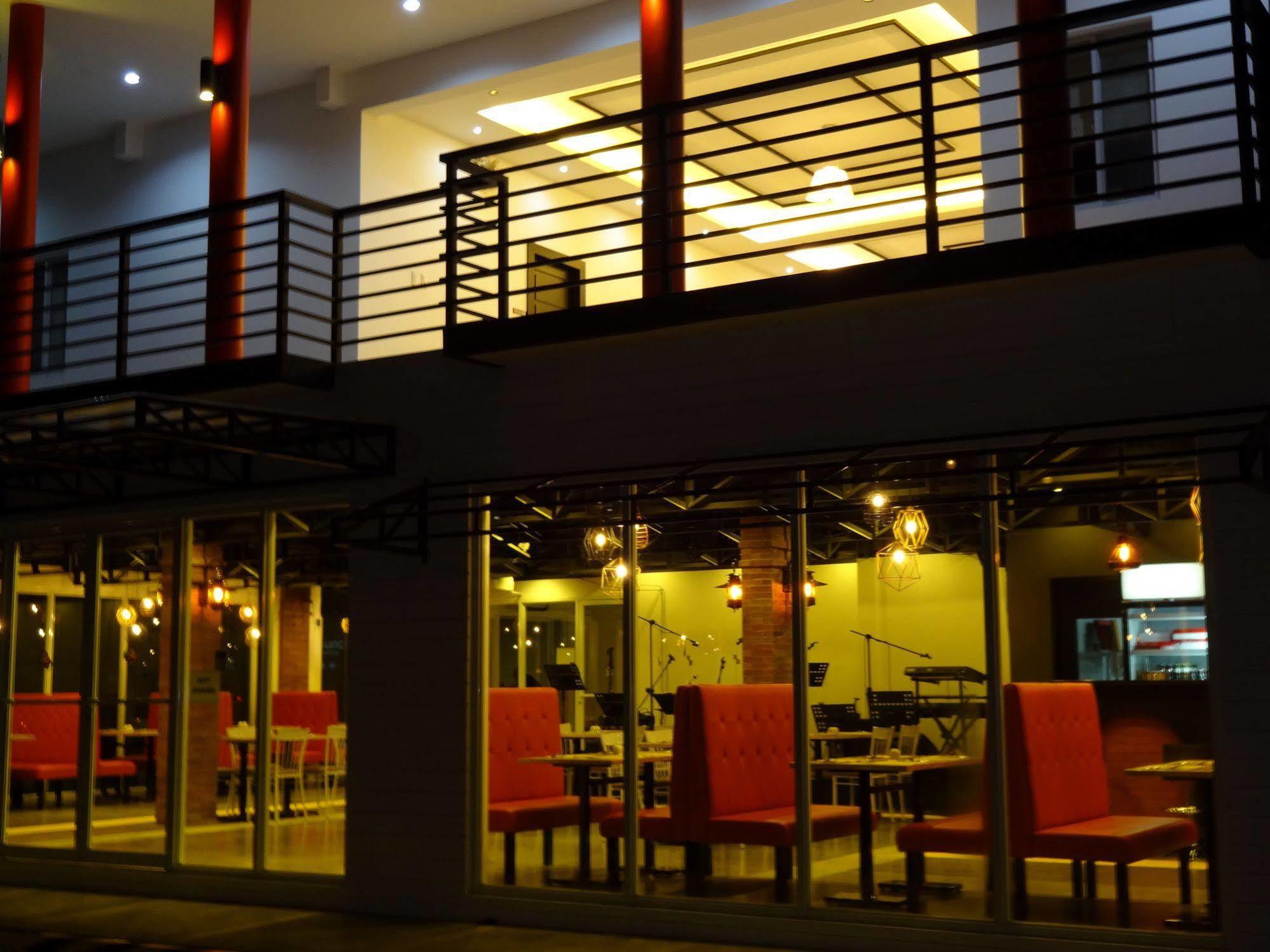 Capital O 642 The Junction Tagaytay Otel Tagaytay City Dış mekan fotoğraf
