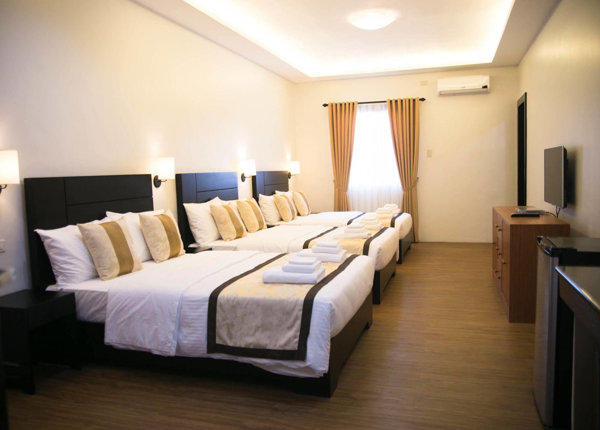 Capital O 642 The Junction Tagaytay Otel Tagaytay City Dış mekan fotoğraf