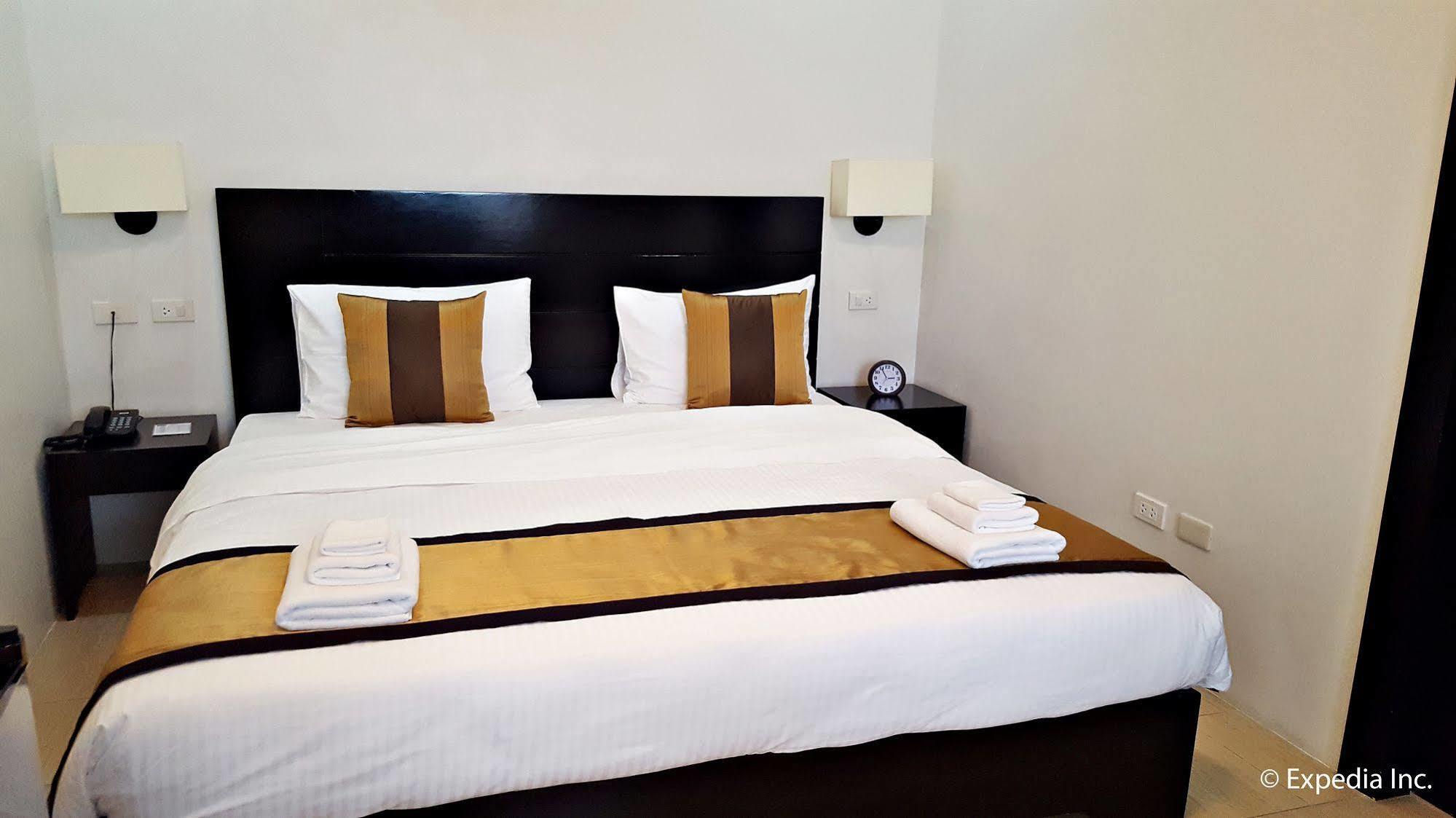 Capital O 642 The Junction Tagaytay Otel Tagaytay City Dış mekan fotoğraf