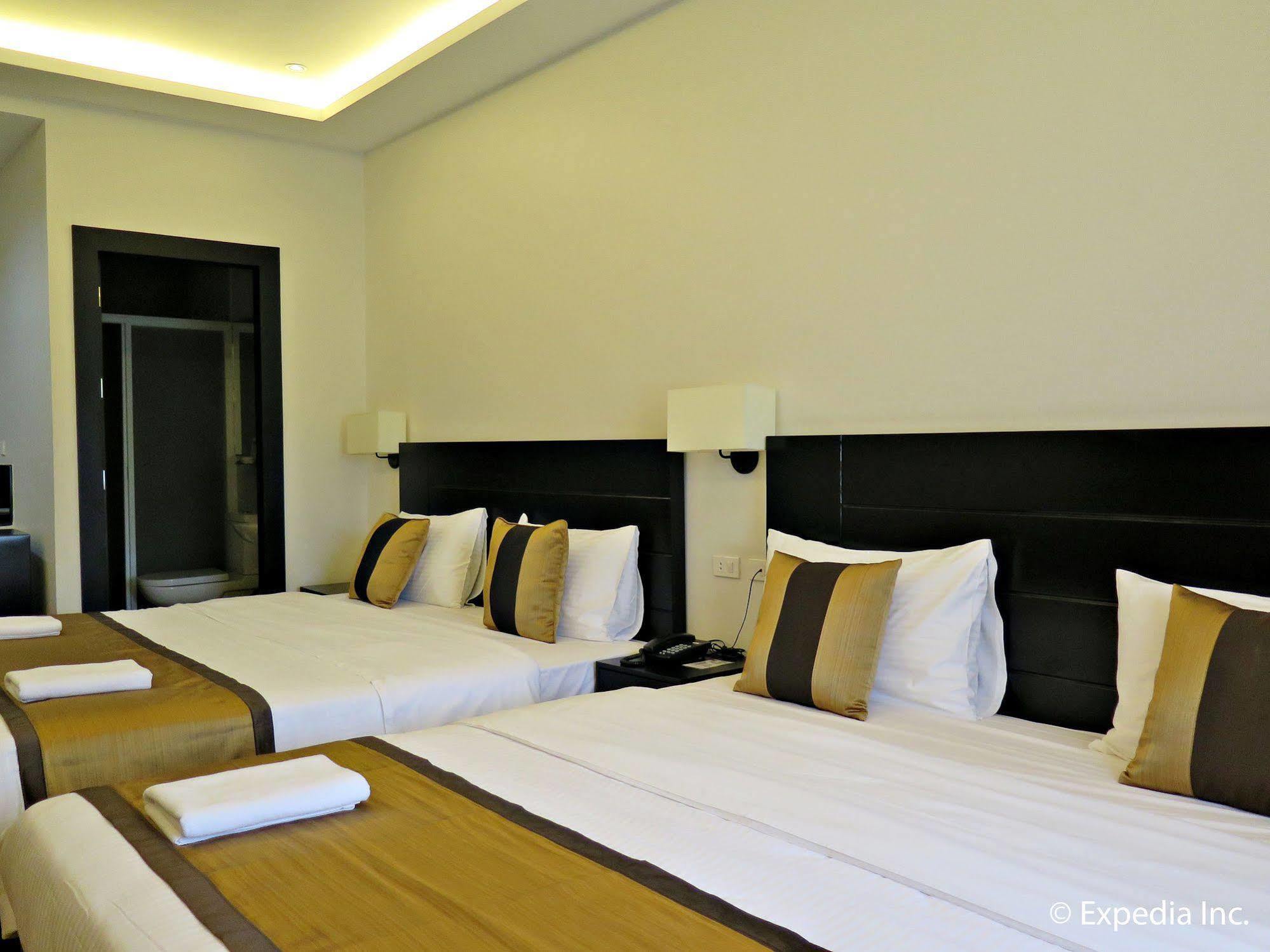 Capital O 642 The Junction Tagaytay Otel Tagaytay City Dış mekan fotoğraf